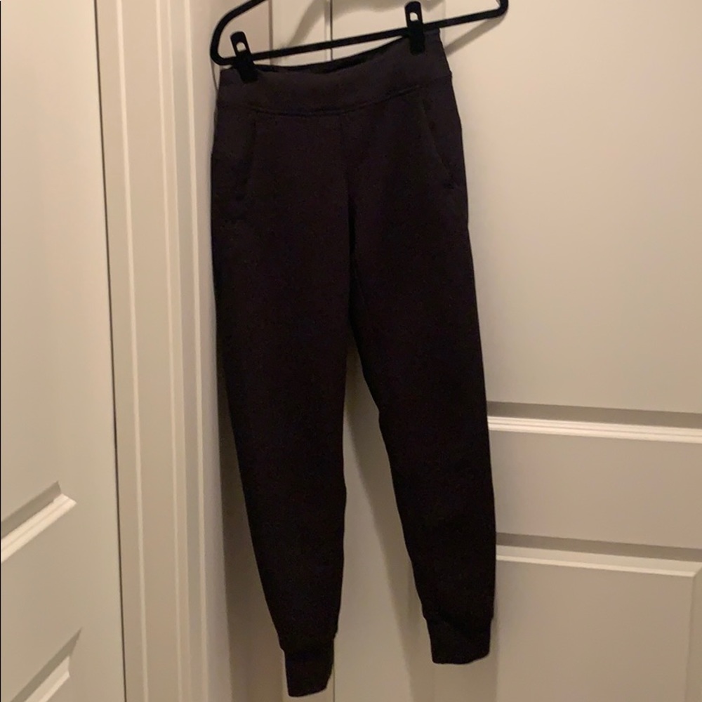 Lululemon black, winter joggers with pockets